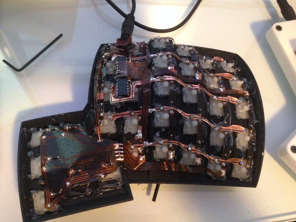 /jasmine/dactyl-manuform/media/commit/000f42799b396cbd09a80ca433e9348e1cb778c3/guide/hotglue-left-hand.jpg